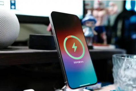绩溪苹果15换屏服务分享用什么充电器给iPhone15充电更好 